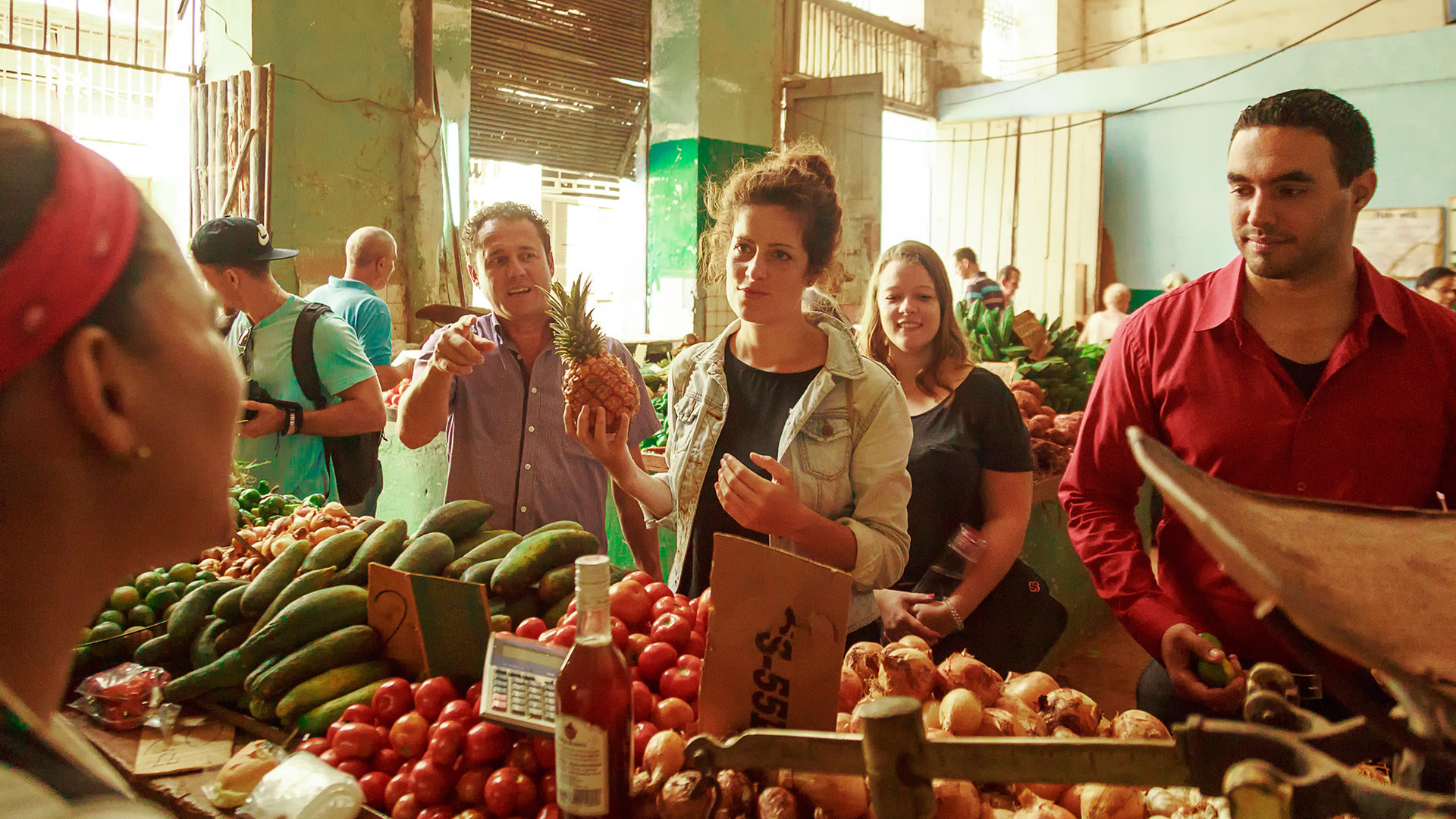 Mercado local de frutas y verduras en La Habana, Cuba