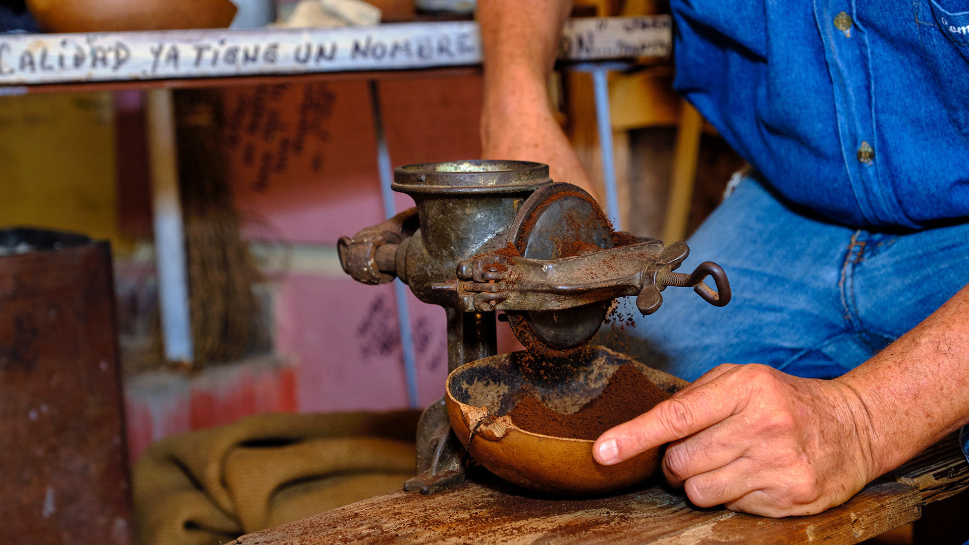 Traditionelles Verfahren zur Kaffeezubereitung in Kuba