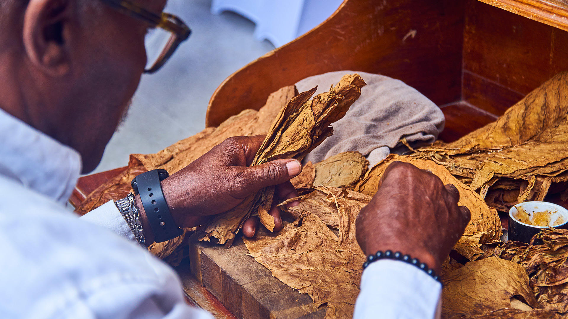 Learn from the master & roll your own cigar