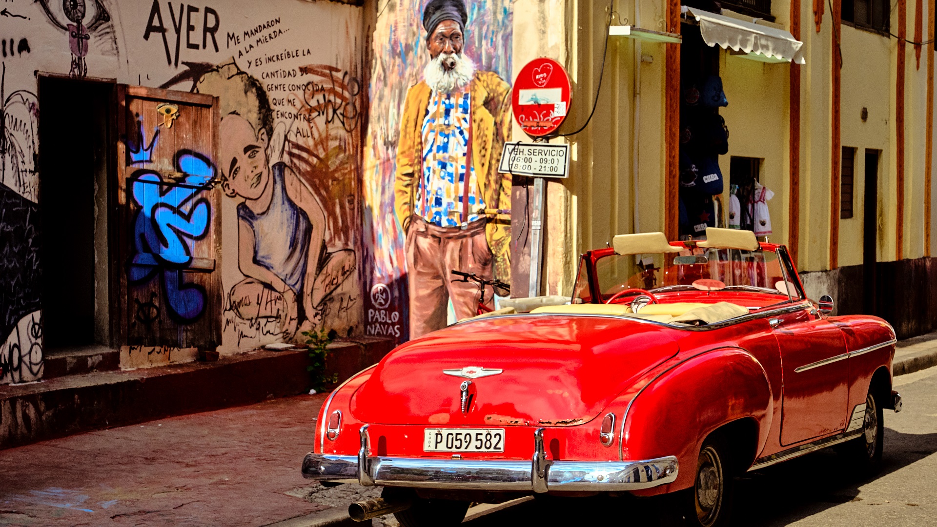 Havana streets - Graffiti - Classic american car in Havana, Cuba